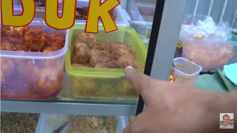Bule Norwegia Makan Nasi Uduk