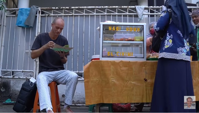 Bule Norwegia Makan Nasi Uduk Bule Norwegia Makan Nasi Uduk
