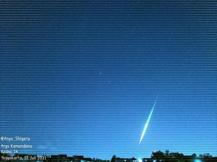 Cahaya hijau diduga meteor jatuh di langit Yogyakarta, Senin (12/7/2021) malam.