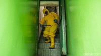 Penyebaran virus corona masih melonjak bahkan kasusnya kini tembus 47.899, pencegahan pun terus dilakukan salah satunya dengan menyemprotkan cairan desinfektan.