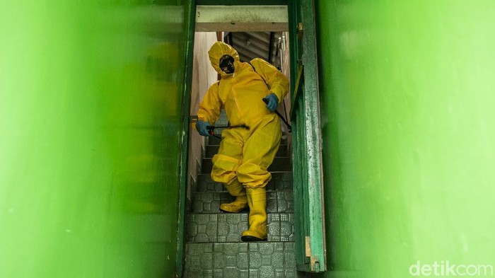 Disinfeksi Corona Sasar Rumah Warga yang Positif Lonjakan kasus COVID-19 di Jakarta masih tinggi. Penyemprotan disinfektan kini menyasar rumah warga yang positif Corona.