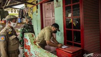 Selain itu petugas juga memberikan edukasi agar warga tidak keluar rumah selama melakukan isolasi mandiri guna mencegah penularan.