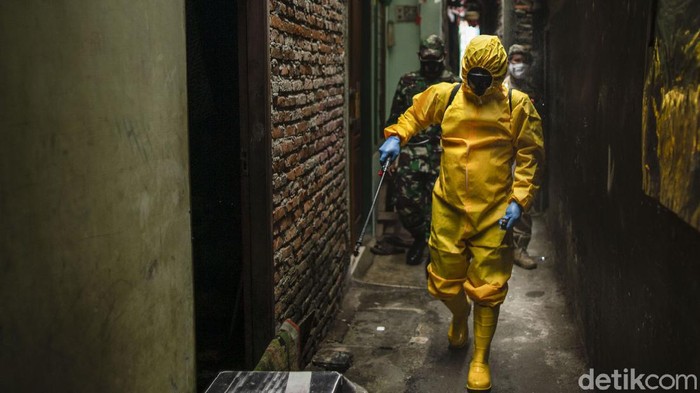Lonjakan kasus COVID-19 di Jakarta masih tinggi. Penyemprotan disinfektan kini menyasar rumah warga yang positif Corona.