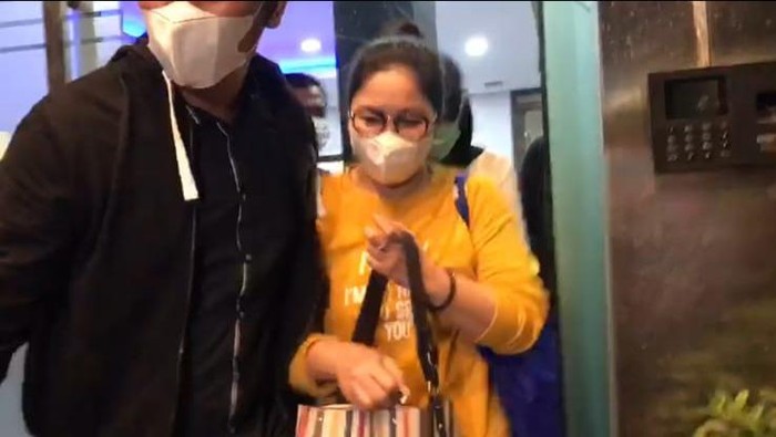 dr Lois Owien selesai menjalani pemeriksaan di Polda Metro Jaya langsung dibawa ke Bareskrim Polsi, Senin (12/7/2021) malam.