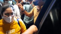 Setelah dilakukan pemeriksaan mendalam, tidak dilakukan penahanan terhadap dr Lois. Meski tak ditahan, kasus dugaan penyebaran hoax terkait Corona yang menjerat dr Lois Owien dipastikan tetap berjalan meskipun Lois kini telah dipulangkan. Polisi menegaskan status tersangka dr Lois tidak gugur. Informasi mengenai penetapan status tersangka dr Lois sebelumnya disampaikan langsung oleh Kabareskrim Komjen Agus Andrianto. Dokter Lois terancam hukuman maksimal 10 tahun penjara. Komjen Agus menyebut dr Lois dijerat dengan pasal berlapis. Jeratan pasal itu membuat dr Lois terancam hukuman penjara maksimal 10 tahun. Yogi Ernes/Detikcom.