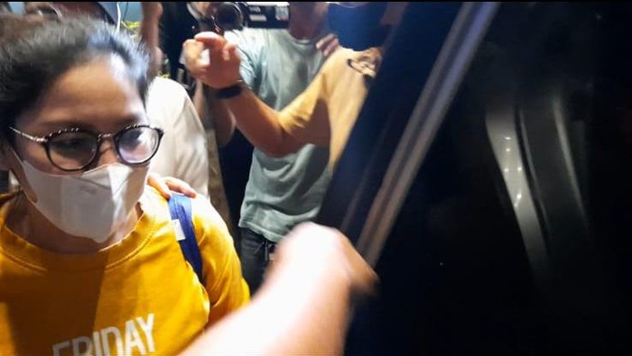 dr Lois Owien ditangkap polisi dr Lois Owien selesai menjalani pemeriksaan di Polda Metro Jaya langsung dibawa ke Bareskrim Polsi, Senin (12/7/2021) malam.