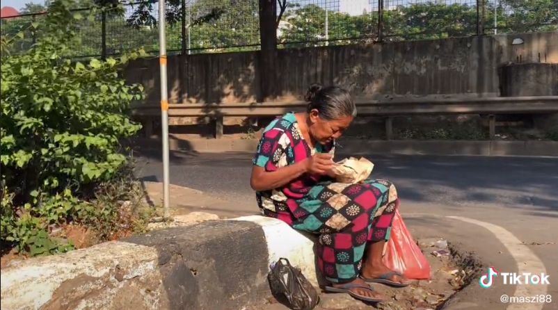 Salut! Driver Ojol Ini Bersedekah Makanan kepada Orang Lain Secara Diam-diam