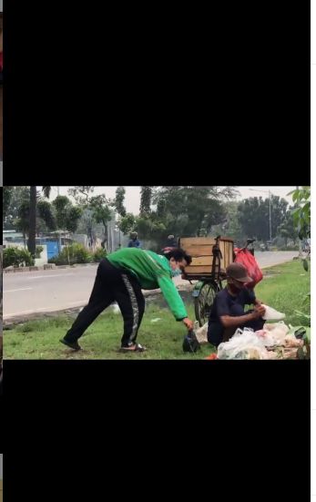 Salut! Driver Ojol Ini Bersedekah Makanan kepada Orang Lain Secara Diam-diam