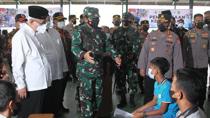 Panglima TNI Marsekal Hadi Tjahjanto bersama Kapolri Jenderal Listyo Sigit Prabowo meninjau pelaksanaan vaksinasi massal.