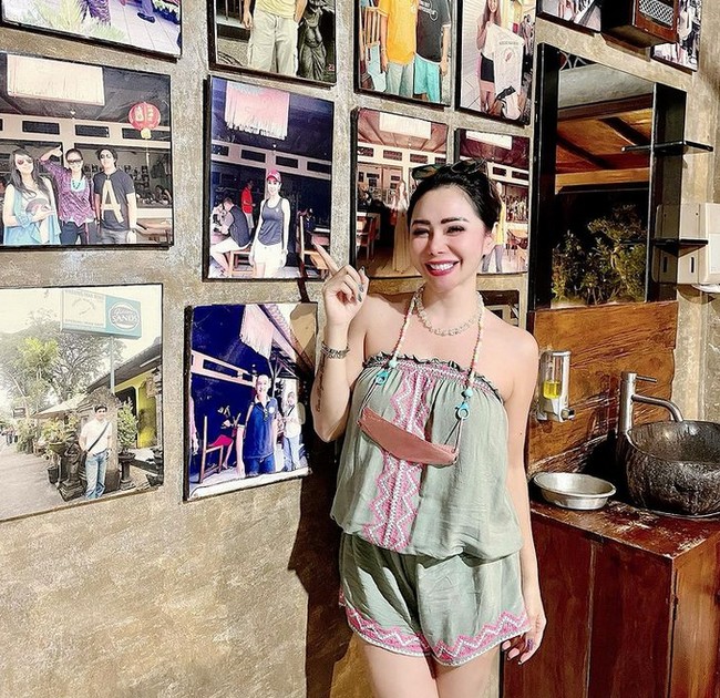 Btw Saya tegaskan sekali lagi yah, Saya OP Payudara di Singapore & Jakarta (total 3x OP) Itu buat angkat TUMOR bukan utk memperbesar. Kalau badan Saya nambah ndut pasti selalu tambah besar , dari muda emang begitu, ungkap Femmy.  Foto: dok. Instagram (@femmypermatasari