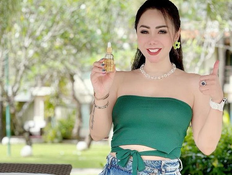 Foto: 8 Penampilan Seksi Femmy Permatasari di Usia 47, Bantah Implan Payudara