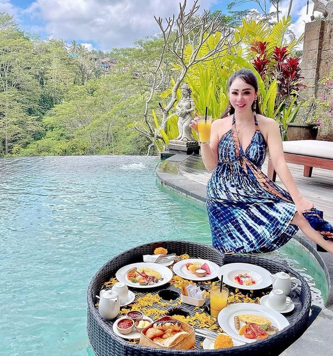 Di sejumlah penampilannya di Instagram, Femmy terlihat lebih seksi. Seperti dalam fotonya ketika berlibur ke Bali pada bulan Juni ini. Foto: dok. Instagram (@femmypermatasari