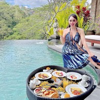 Di sejumlah penampilannya di Instagram, Femmy terlihat lebih seksi. Seperti dalam fotonya ketika berlibur ke Bali pada bulan Juni ini. Foto: dok. Instagram (@femmypermatasari