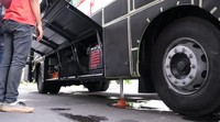 Nah, karena food bus ini merupakan kendaraan khusus untuk memasak, maka kendaraan ini harus stabil. Oleh sebab itu disematkan lift jack yang akan membuat bus stabil atau tidak goyang-goyang ketika sedang berhenti. Jadi bus akan disangga seperti kendaraan-kendaraan derek atau kendaraan berat. Foto: Screenshot YouTube Laksana Bus