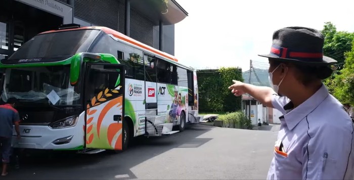 Food bus buatan karoseri Laksana yang akan digunakan oleh Yayasan Aksi Cepat Tanggap (ACT) Food bus buatan karoseri Laksana yang akan digunakan oleh Yayasan Aksi Cepat Tanggap (ACT)