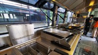 Fitur utama yang ada di food bus ini tentu saja adalah kitchen set. Ada kitchen set model Eropa dan Asia yang bisa digunakan untuk proses memasak dari berbagai jenis makanan. Foto: Dok. Laksana