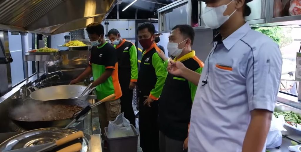 Food bus buatan karoseri Laksana yang akan digunakan oleh Yayasan Aksi Cepat Tanggap (ACT)