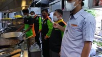 Di kitchen set sendiri ada tempat untuk menggoreng, memanggang, dan memasak, serta ada wastafel untuk tempat menyuci. Kemudian ada rice cooker untuk memasak 45 kg beras dalam waktu 35 menit, serta tangki yang bisa menampung 400 liter air bersih, berada di atap bus. Foto: Screenshot YouTube Laksana Bus