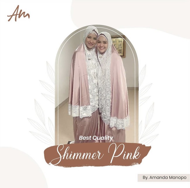 Mukena tersebut hadir dengan detail premium tulle lace pada bagian lingkaran kepala dan sekitar pundak. Selain itu dilengkapi dengan pouch dan sajadah dengan busa. Foto: Dok. Instagram @amandamanopomukena.