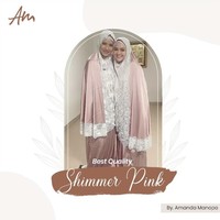 Mukena tersebut hadir dengan detail premium tulle lace pada bagian lingkaran kepala dan sekitar pundak. Selain itu dilengkapi dengan pouch dan sajadah dengan busa. Foto: Dok. Instagram @amandamanopomukena.