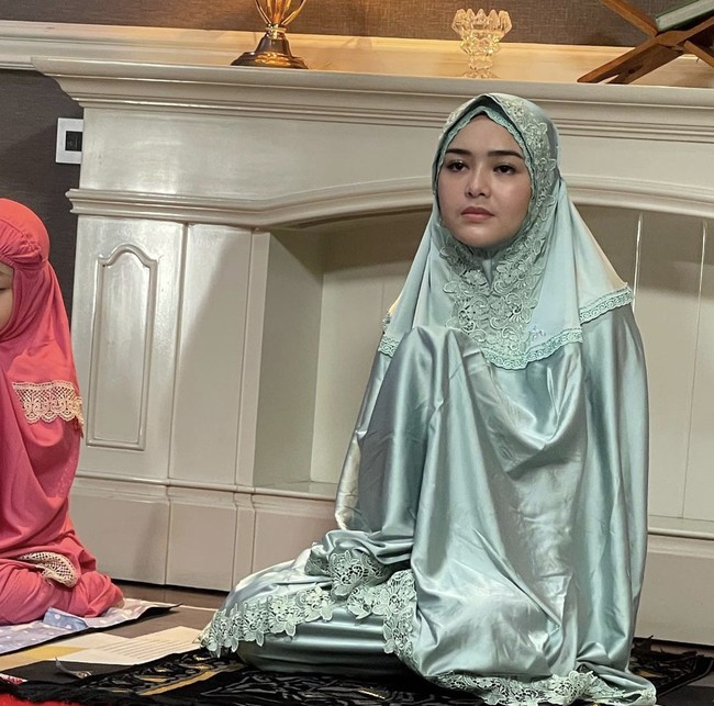 Di akun Instagram pribadinya @amandamanopo, ia memberikan pengumuman bahwa produk mukena miliknya sudah bisa dipesan melalui online. Dalam unggahannya wanita bernama lengkap Amanda Gabriella Manopo Lugue itu tampil menggunakan mukena warna hijau tosca. Sudah available di @amandamanopomukena, tulis @amandamanopo mempromosikan bisnisnya. Foto: Dok. Instagram @amandamanopomukena.