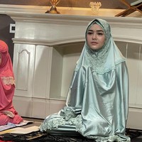 Di akun Instagram pribadinya @amandamanopo, ia memberikan pengumuman bahwa produk mukena miliknya sudah bisa dipesan melalui online. Dalam unggahannya wanita bernama lengkap Amanda Gabriella Manopo Lugue itu tampil menggunakan mukena warna hijau tosca. Sudah available di @amandamanopomukena, tulis @amandamanopo mempromosikan bisnisnya. Foto: Dok. Instagram @amandamanopomukena.
