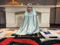 8 Potret Amanda Manopo Jualan Mukena Rp 1,3 Juta, Gayanya Bikin Adem