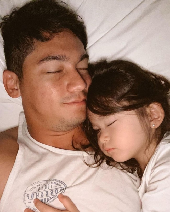 Selanjutnya ada Samuel Zylgwn yang juga tak kalah siaga dalam mengasuh anak. Seperti di dalam foto ini, Samuel terlihat tengah menemani putri semata wayangnya, Vechia saat sedang tidur. Keduanya terlihat menggemaskan ya? Foto: instagram.com/samuel_zylgwyn