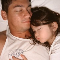 Selanjutnya ada Samuel Zylgwn yang juga tak kalah siaga dalam mengasuh anak. Seperti di dalam foto ini, Samuel terlihat tengah menemani putri semata wayangnya, Vechia saat sedang tidur. Keduanya terlihat menggemaskan ya? Foto: instagram.com/samuel_zylgwyn