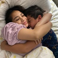 Nagita Slavina memang memiliki hubungan yang cukup dekat dengan sang anak, Rafathar. Walaupun saat ini Nagita tengah hamil, namun dirinya tetap meluangkan waktu untuk menemani putranya itu hingga tertidur. Tanpa pulasan makeup, wajah Nagita terlihat cantik natural ya? Foto: instagram.com/raffinagita1717