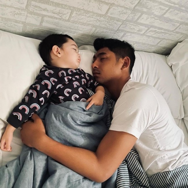 Walaupun sibuk syuting, Arya Saloka masih menyempatkan waktunya untuk berkumpul bersama keluarga kecilnya. Seperti dalam foto yang satu ini, Arya terlihat sedang menemani putra kecilnya, Ibrahim, saat tidur. Foto: instagram.com/putriannesaloka
