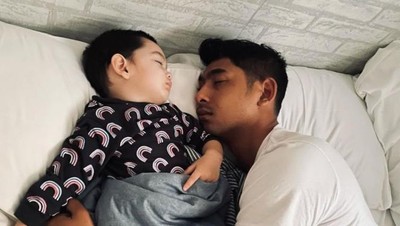 8 Foto Artis Kelonan Sama Anak di Kasur, Nagita Cantiknya Bikin Salfok