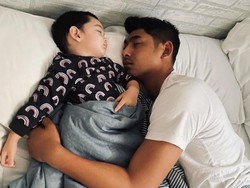 8 Foto Artis Kelonan Sama Anak di Kasur, Nagita Cantiknya Bikin Salfok