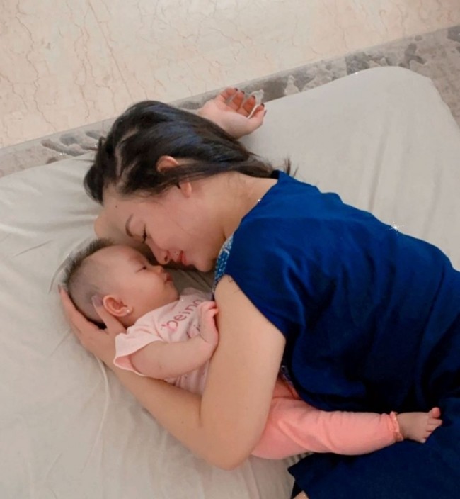 Jadi ibu baru, Zaskia Gotik tampak sedang menikmati perannya tersebut. Zaskia terlihat sangat bahagia menemani putri kecilnya, Arsila yang baru berusia 8 bulan. Foto: instagram.com/zaskia_gotix