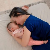 Jadi ibu baru, Zaskia Gotik tampak sedang menikmati perannya tersebut. Zaskia terlihat sangat bahagia menemani putri kecilnya, Arsila yang baru berusia 8 bulan. Foto: instagram.com/zaskia_gotix