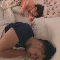 Sebagai orangtua baru, begini gaya Jonas Rivano saat tidur bersama putrinya, Chloe. Gaya keduanya terlihat sama ya? Foto: instagram.com/asmirandah89