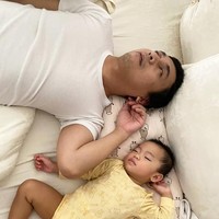 Terakhir ada Raditya Dika dan sang anak, Alea. Raditya Dika sendiri cukup sering membagikan momen-momennya bersama sang anak di media sosialnya. Salah satunya seperti yang terlihat dalam foto ini. Foto: Instagram.com/raditya_dika