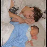 Walau masih berusia cukup muda, 22 tahun, ternyata Rey Mbayang sudah mahir momong anaknya. Dalam foto terlihat Rey yang tengah menemani anaknya, Arshaka saat tidur. Foto: instagram.com/dindahw