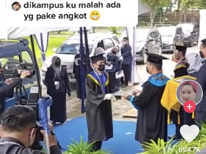 Foto wisudawan yang viral di TikTok. Foto wisudawan yang viral di TikTok.