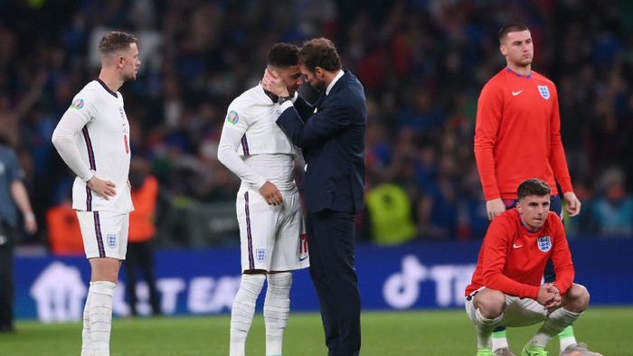 LONDON, ENGLAND - JULY 11: Gareth Southgate, Head Coach of England consoles Jadon Sancho of England following defeat in the UEFA Euro 2020 Championship Final between Italy and England at Wembley Stadium on July 11, 2021 in London, England. (Photo by Laurence Griffiths/Getty Images)