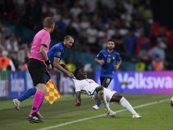 Smalling Bela Pelanggaran Chiellini pada Bukayo Saka