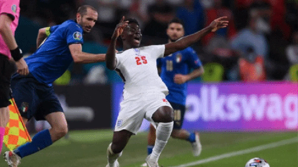 Momen Chiellini tarik Saka di final Euro 2020. (Foto: dok. Getty Images via Giphy)