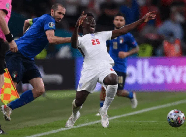 Lihat Lagi Detik-detik Chiellini Tarik Saka yang Bikin Mourinho Kagum