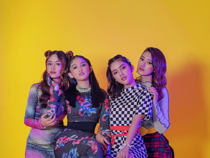 Girls Girls terdiri dari Amanda Caesa, Aisyah Aqilah, Chintya Gabriella dan Fay Nabila.