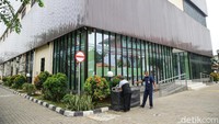 GOR yang menjadi tempat isolasi pasien COVID-19 berlokasi di Kelurahan Utan Kayu Utara.