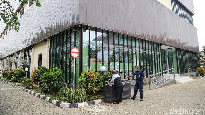 GOR Matraman Disulap Jadi Tempat Isolasi COVID-19 Pemprov DKI Jakarta menyiapkan GOR Matraman sebagai tempat isolasi pasien COVID-19. GOR itu mampu menampung hingga 50 pasien.