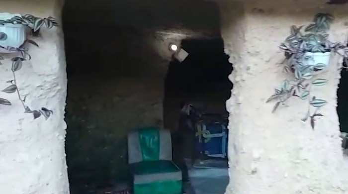 Hais Abdjul (60) sudah 10 tahun tinggal di gua di Kabupaten Minahasa Utara (Minut), Sulawesi Utara (Sulut). Dia memilih tinggal di gua karena dinilai nyaman. Seperti apakah ‘rumah gua’ itu?