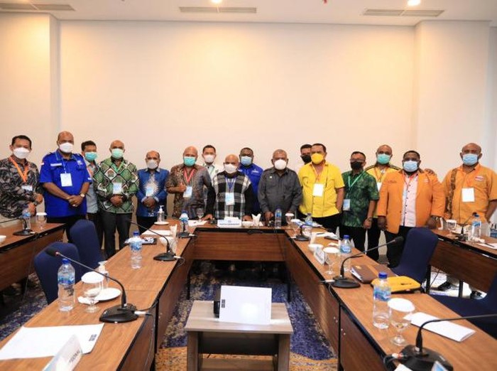 Gubernur Papua, Lukas Enembe, telah kembali ke Tanah Air usai menjalani pengobatan di Singapura. Lukas Enembe langsung rapat bersama 8 parpol koalisi. (Situs Pemprov Papua)