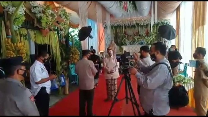 Hajatan pernikahan di Desa Mojorejo, Kecamatan Kawedanan, Magetan dibubarkan. Tim gabungan dari Satgas COVID-19 menemukan warga yang melanggar PPKM Darurat.