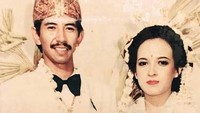 Beredar foto lawas dari pernikahan ibunda Raisa, Ria Mariaty dengan Allan N. Rachman. Foto: Instagram @artis.indo_hits